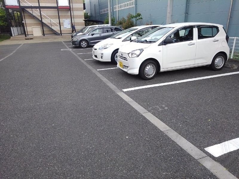 レオパレスロングバレー１６７３ 駐車場