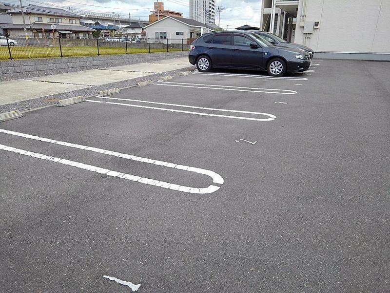 レオネクストミルアージュ 駐車場