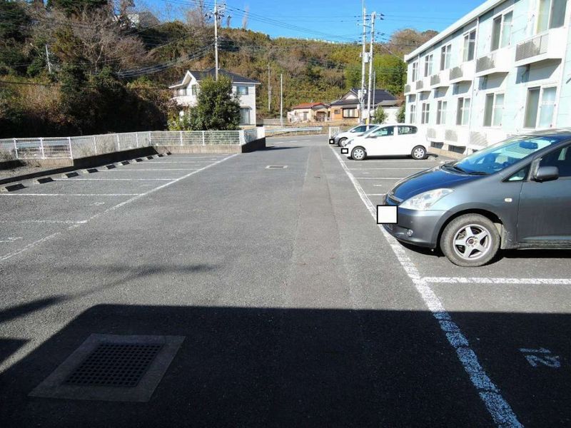 レオパレス花 駐車場