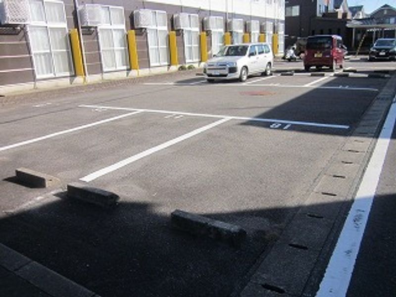 レオパレスハピネス 駐車場