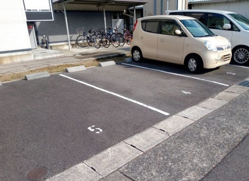 レオパレスハイビーノ 駐車場