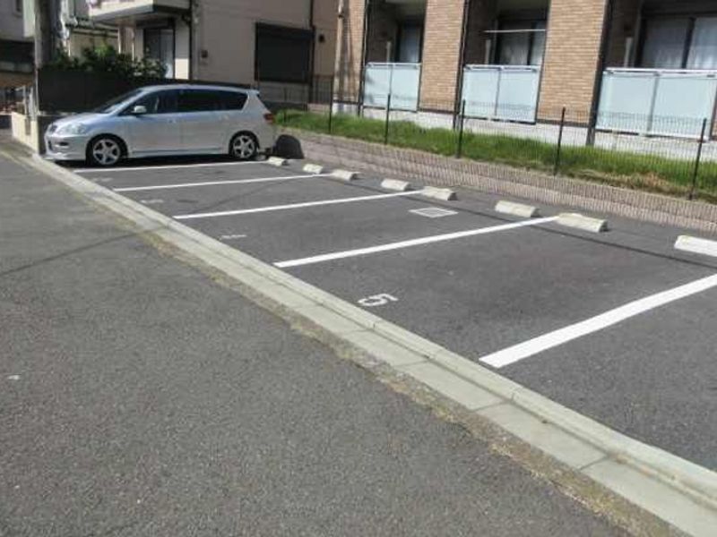 レオネクストレーブウィン 駐車場