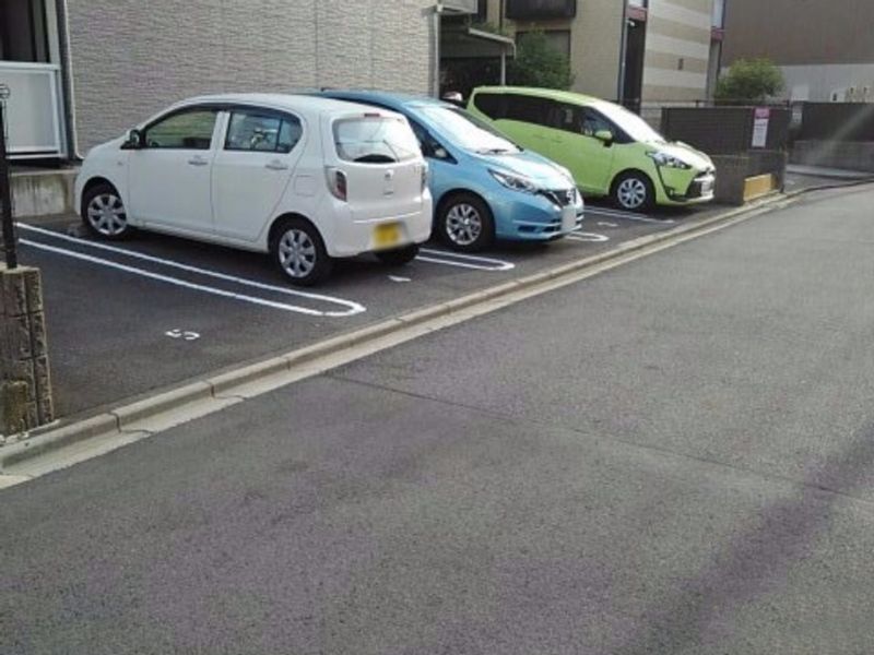 レオパレス辻町 駐車場