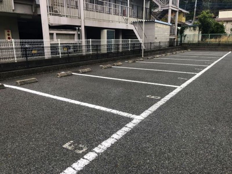 レオパレスプチベルク四番館 駐車場