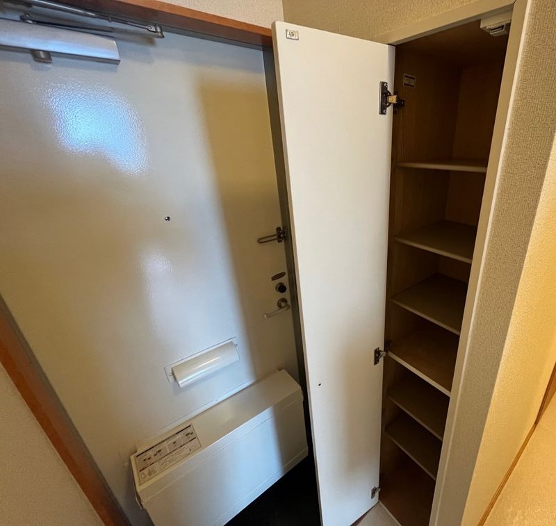 レオパレス逢坂 玄関