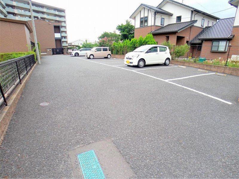 レオパレスフローレンスＨＮ 駐車場