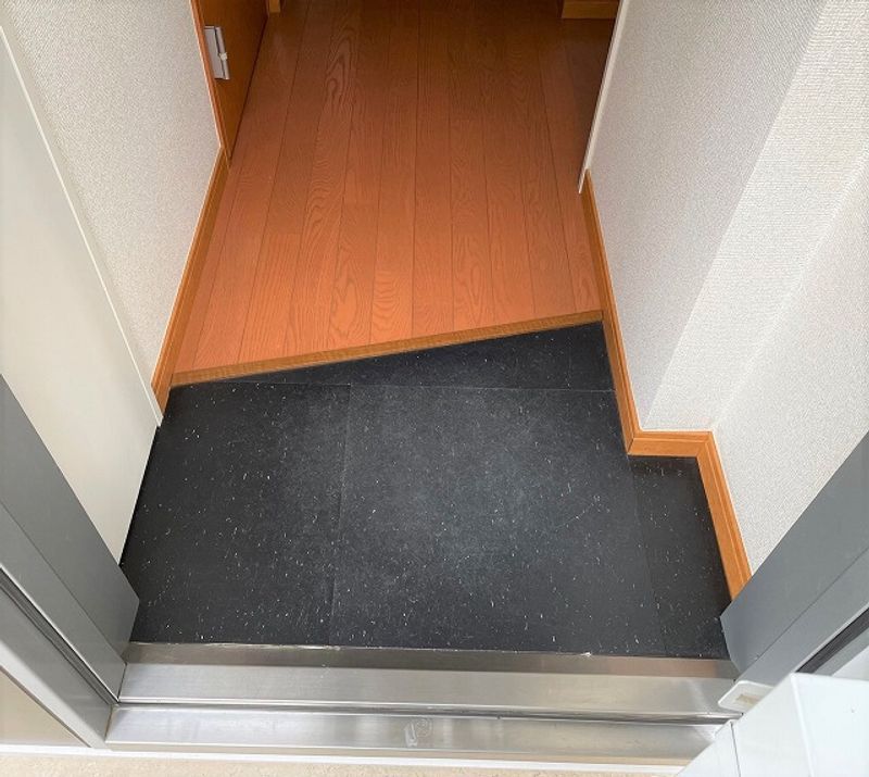 レオパレスリトルマウンティン 玄関