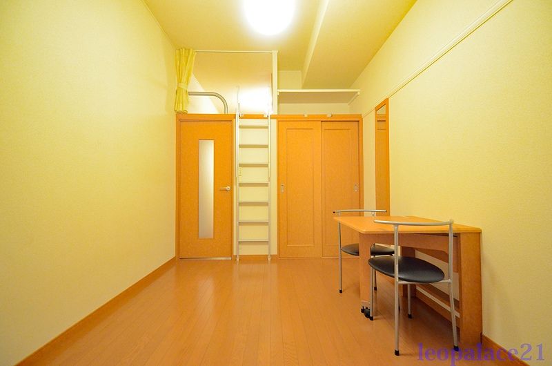 レオパレスクイーンハイム 居間