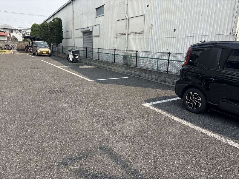 レオパレスサクラ土合 駐車場