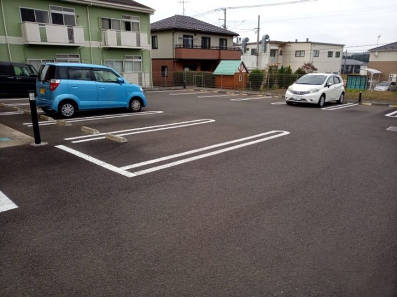 レオネクスト新組 駐車場