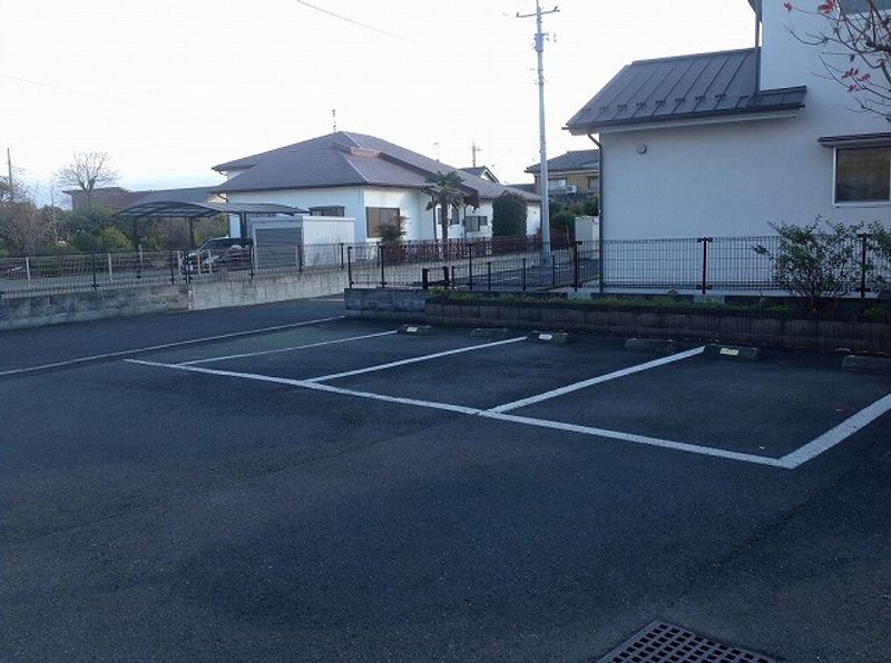 レオパレスグランシャリオ 駐車場