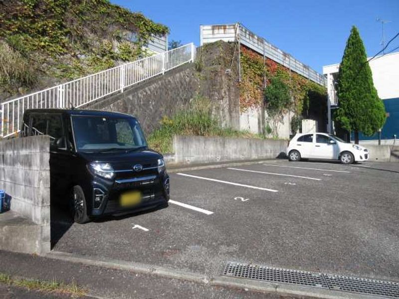 レオパレスウエストコート 駐車場