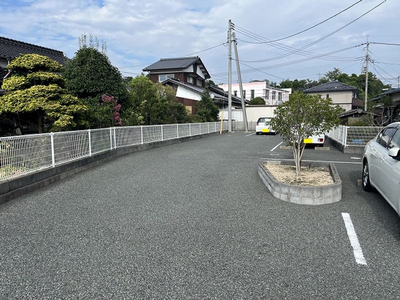 レオパレス里の尾 駐車場