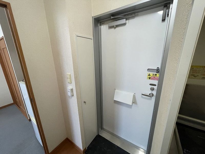 レオパレス竹 玄関
