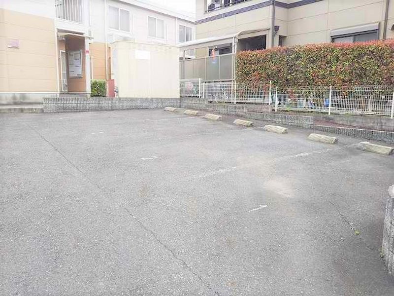 レオパレスＩＳＨＩＤＵＭＩ 駐車場