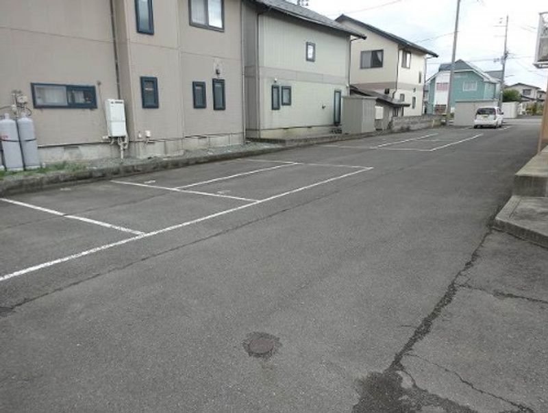レオパレス飯島 駐車場