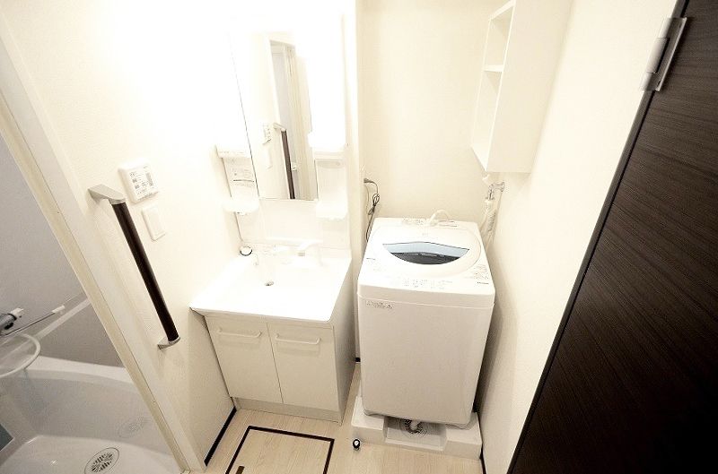 LEONEXT Jun Khu rửa mặt