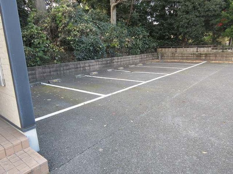 レオパレスラピスライト 駐車場