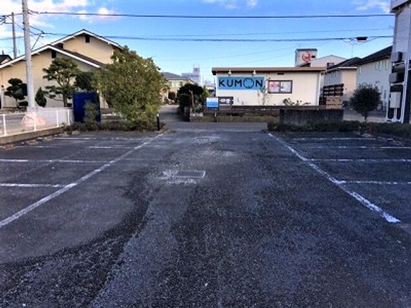 レオパレスグローリー 駐車場