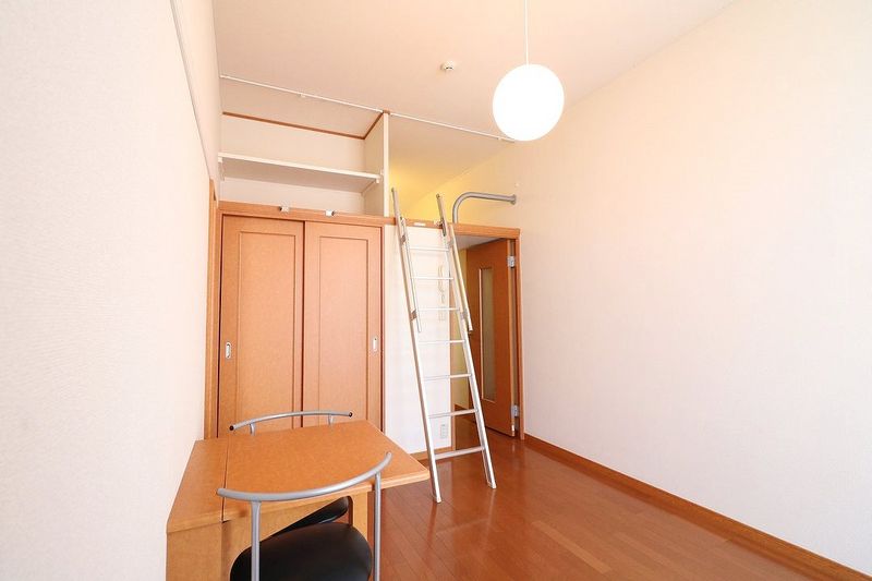 レオパレス日新大津 居間