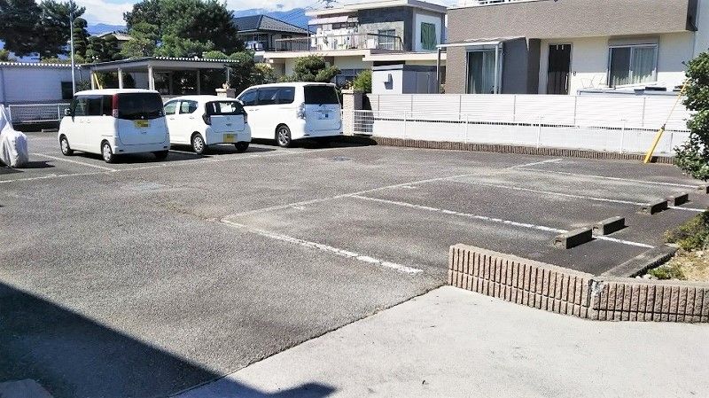 レオパレス玉幡 駐車場