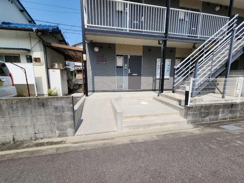 レオパレスＩＫＵＳＨＩ エントランス