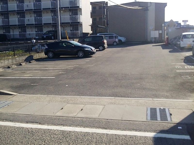 レオパレスブロードウィル 駐車場