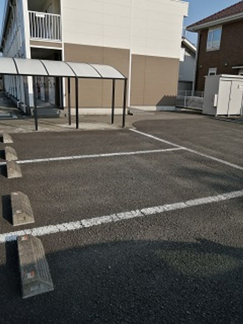 レオパレスヴィルヌーブ 駐車場
