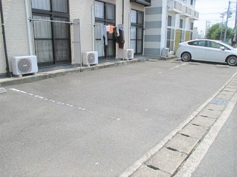 レオパレスサンライト２ 駐車場