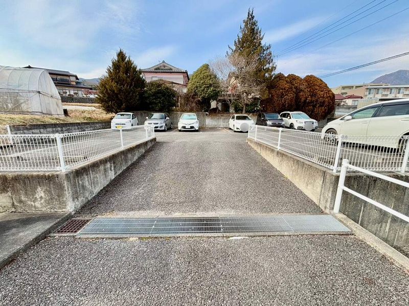 レオパレスりんごの木 駐車場