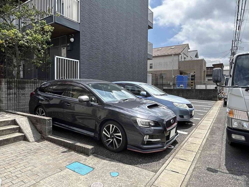 レオパレスミワノ　パーク 駐車場