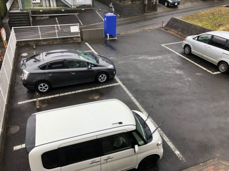 レオパレスアクテイー泉 駐車場