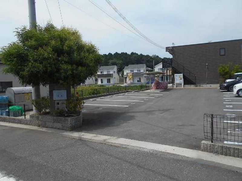 レオネクスト北沢 駐車場