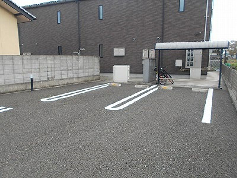 レオネクスト笹木野 駐車場