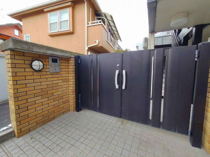 レオパレスＢＲＩＳＥ関町東 エントランス