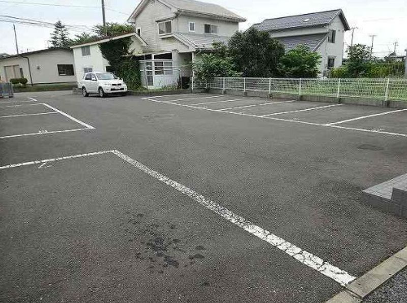 レオパレスポーラーベア 駐車場