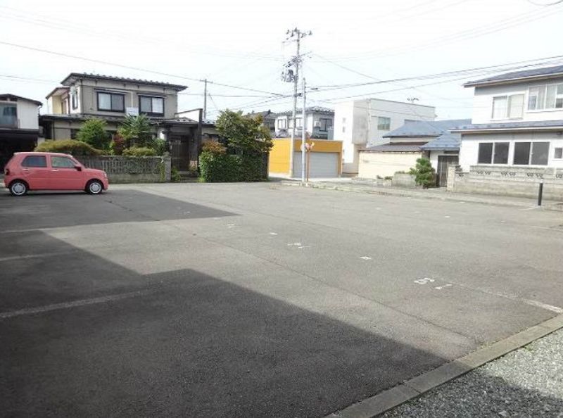 レオパレスライラック 駐車場