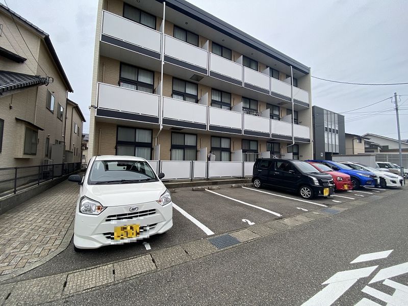 レオパレスＳＵＮＲＩＳＥ 駐車場