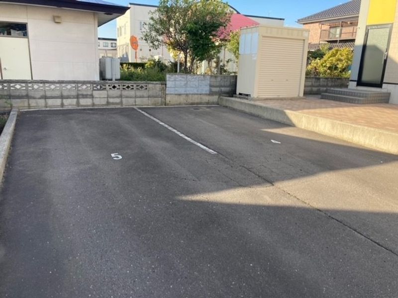 レオパレスリリー 駐車場