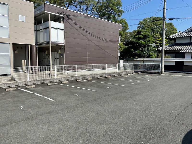 レオパレス孫六 駐車場