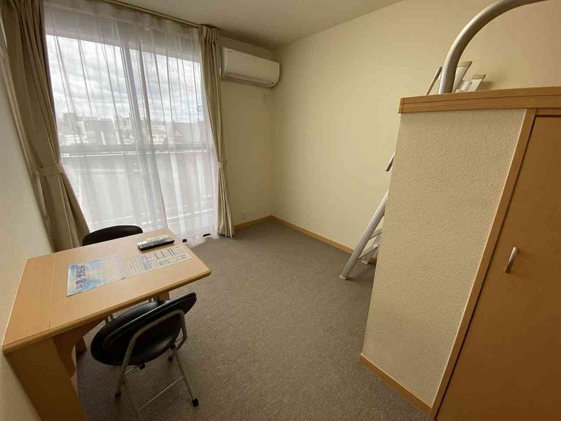 レオパレスフレア九品寺 居間