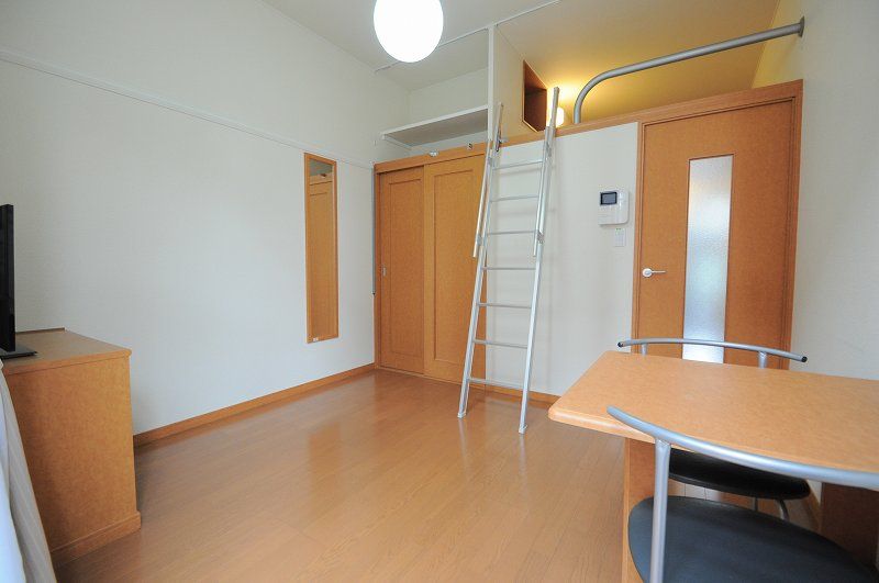 レオパレスＣｈａｍｂｒｅ　Ｎ 居間