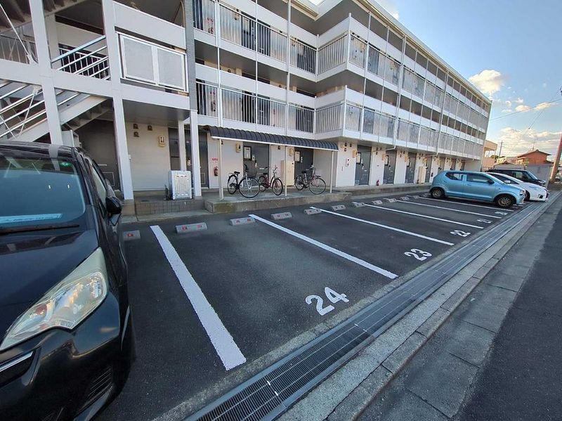 leopalace Rin 주차장