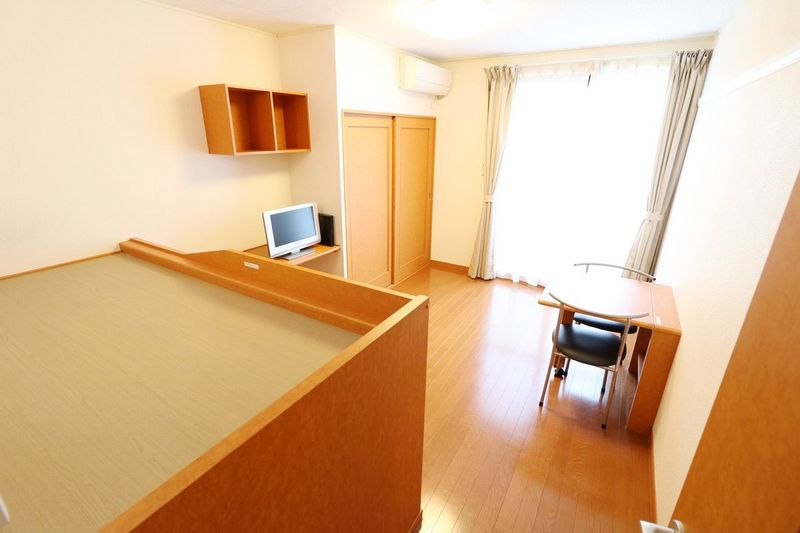 レオパレスコーポラス山本 居間