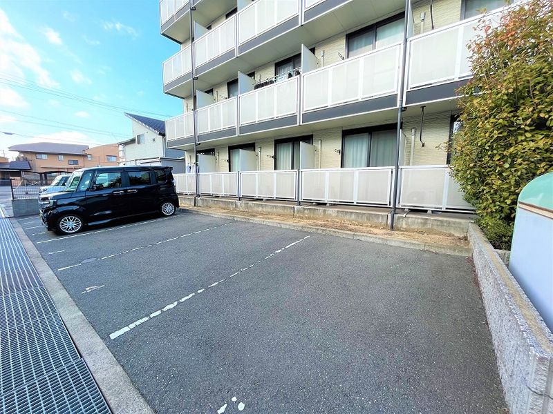 レオパレスフエータ 駐車場