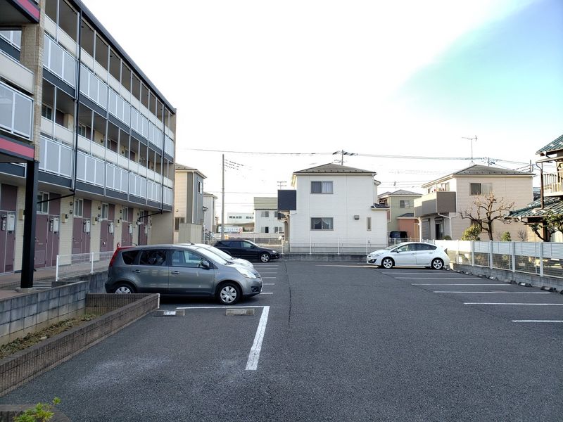 レオパレスグランドパレス春日部 駐車場