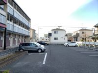 レオパレスグランドパレス春日部 駐車場