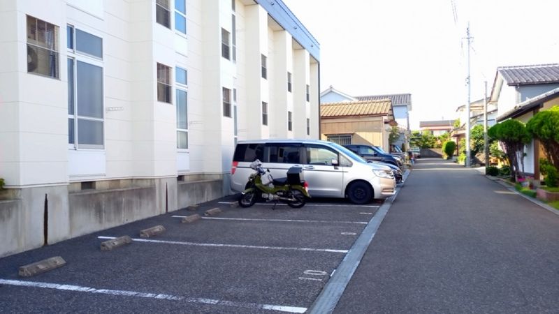 レオパレスラ・ポール 駐車場