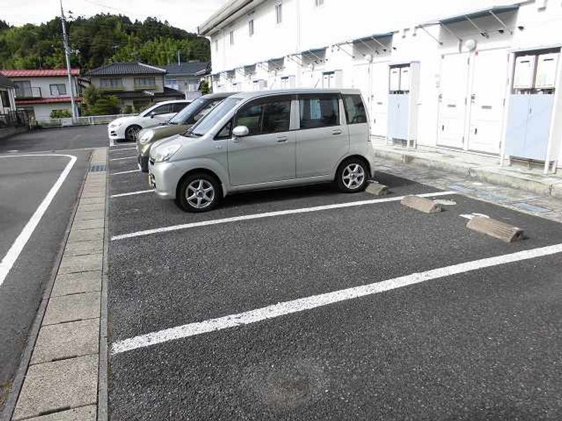 レオパレスニュー・ジョイ 駐車場