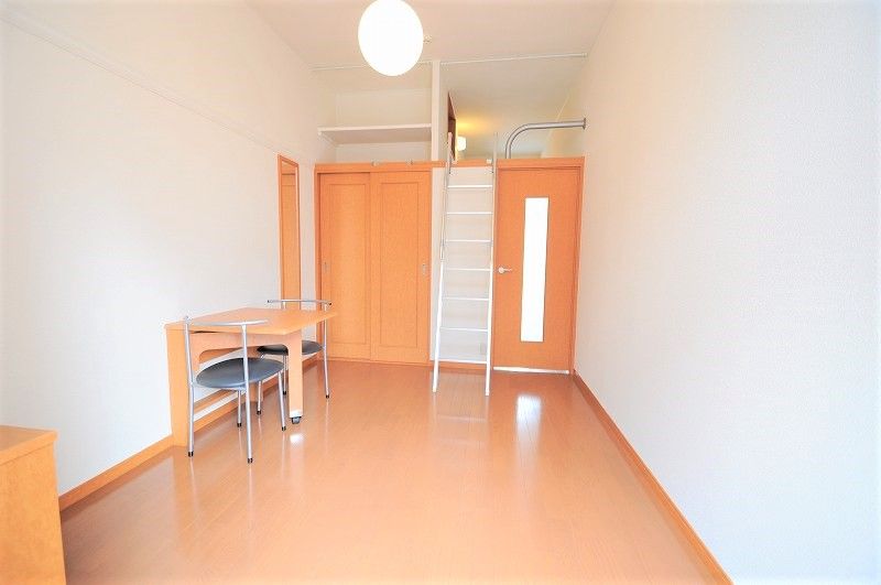 レオパレス光の杜 居間